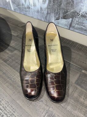 Bruno Magli crocodile-embossed leather heels SZ 7.5